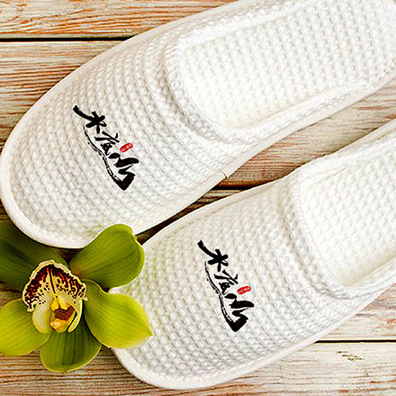 为意外发现庆祝品牌设计“幸运的偶然”标识，运气的果实