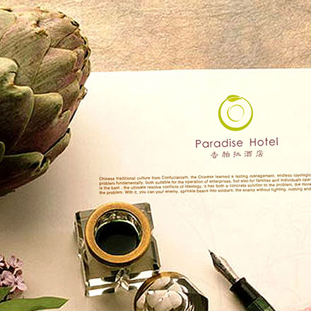 为旧城改造中的街角小店设计生存标志，变迁中的坚持